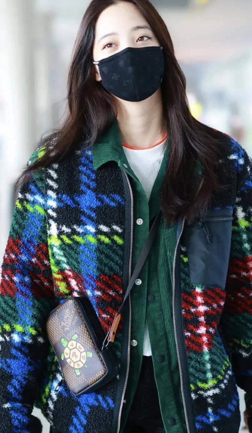 卫衣 不做“大小姐”的欧阳娜娜，机场造型帅翻