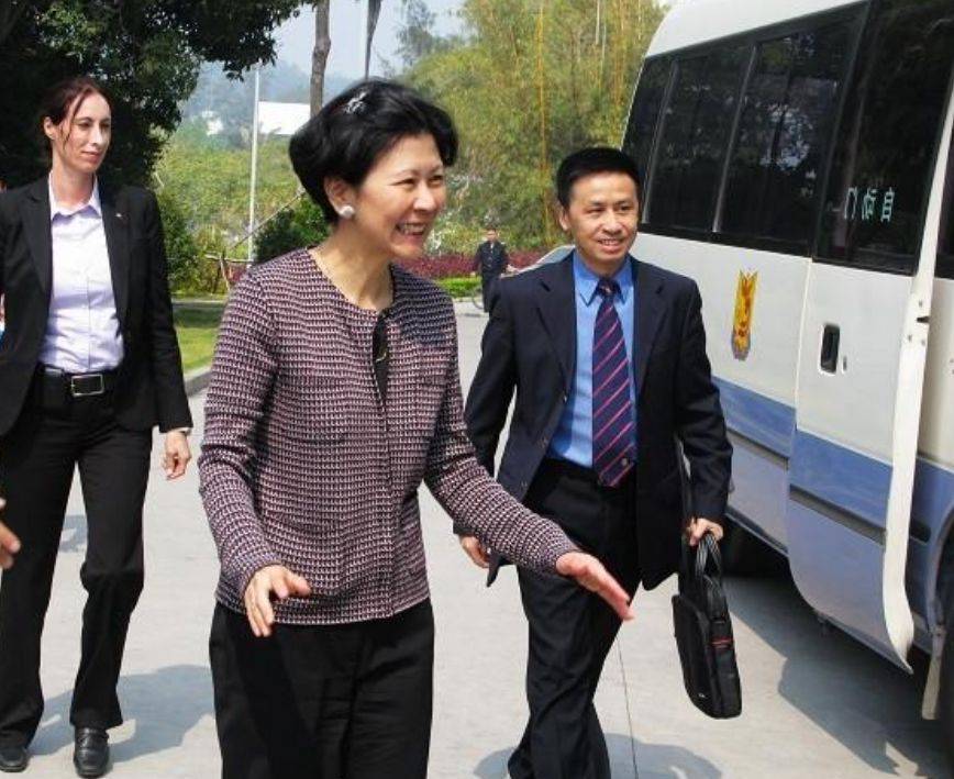 原创周凯旋转正无望却为何甘愿陪着李嘉诚并不是为了李家的资产