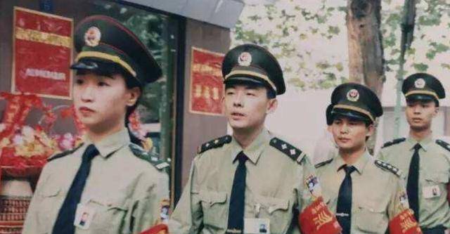 中国　警察官制服 中国公安的1995式警衔，使用仅仅5年，2000年，为何撤销？_警服_