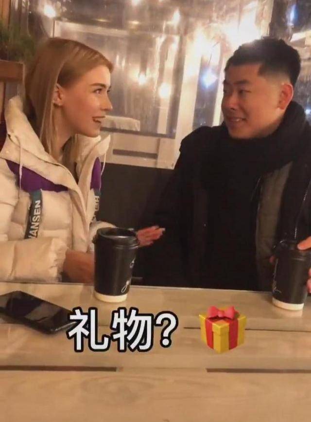 乌克兰女子送中国男友绿帽子，男友满脸尴尬，女子：爱我就戴一天