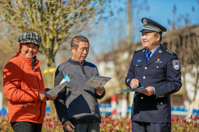 杨旭恒工作照.新密市公安局供图是破案"闪电侠",也是指挥"主心骨".