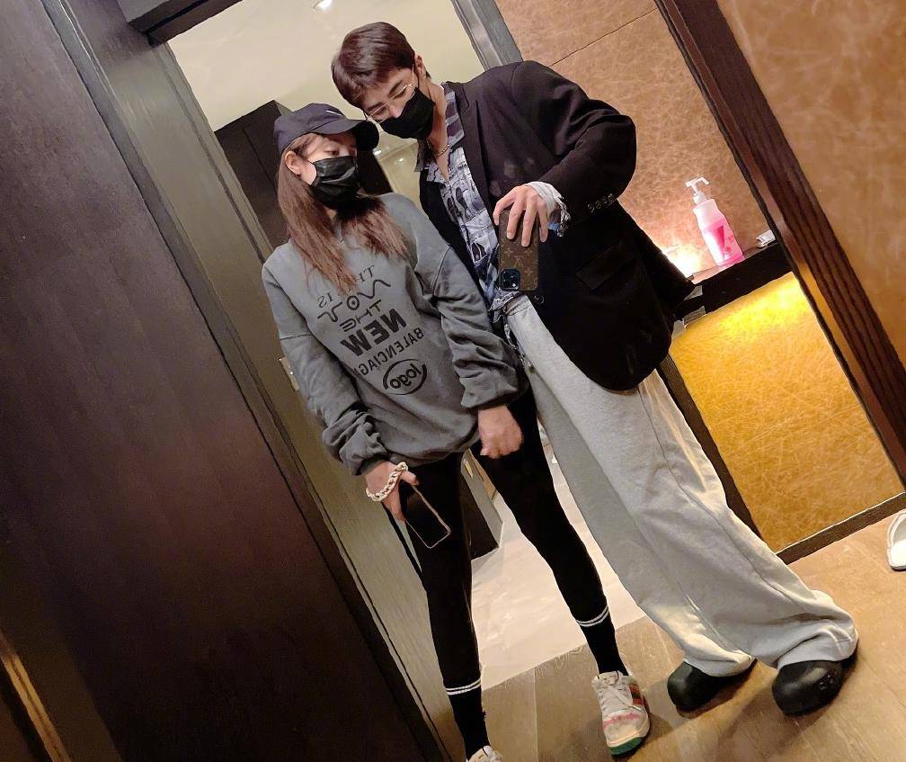 丹尼尔麦迪娜晒儿女合照！产后11天腹部微凸，2岁儿子哄妹妹睡觉好有爱
