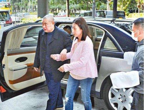 出门身着5万睡衣1万拖鞋,1条裤子18万,每年保底20亿_刘銮雄_身家_一身