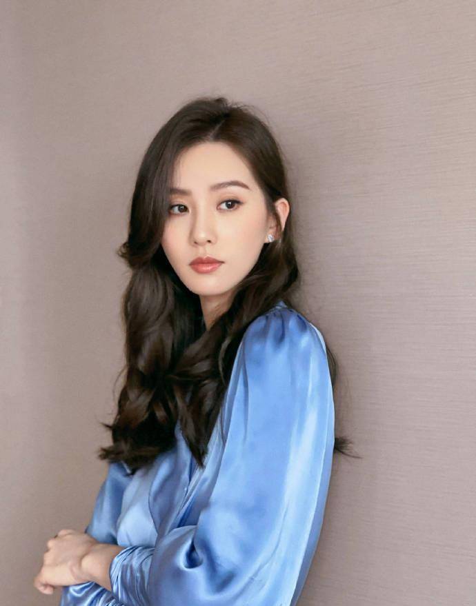 颜色 有一种美,叫刘诗诗穿衬衫!不用复杂颜色和配饰,靠气质取胜