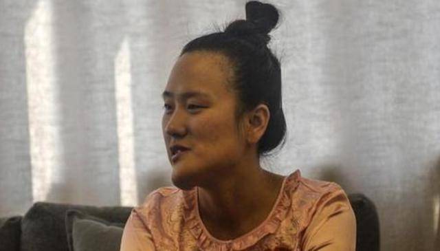 因为还记得那个“歪脸女孩”赵宏秋吗？她放弃百万年薪，甘愿教书育人