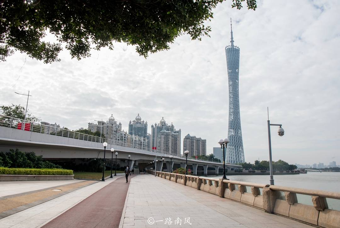 梦幻|广东第一条有轨电车线路，连接广州塔和琶洲CBD，景色梦幻又摩登