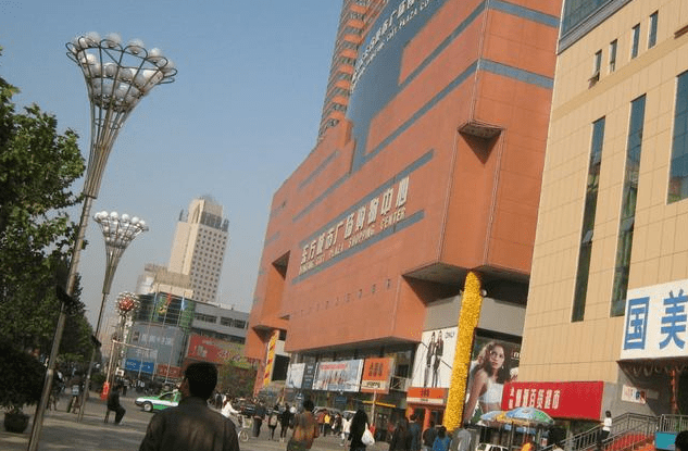 石家庄有一老牌商场,注册金就达2000万美金,如今却连年亏损