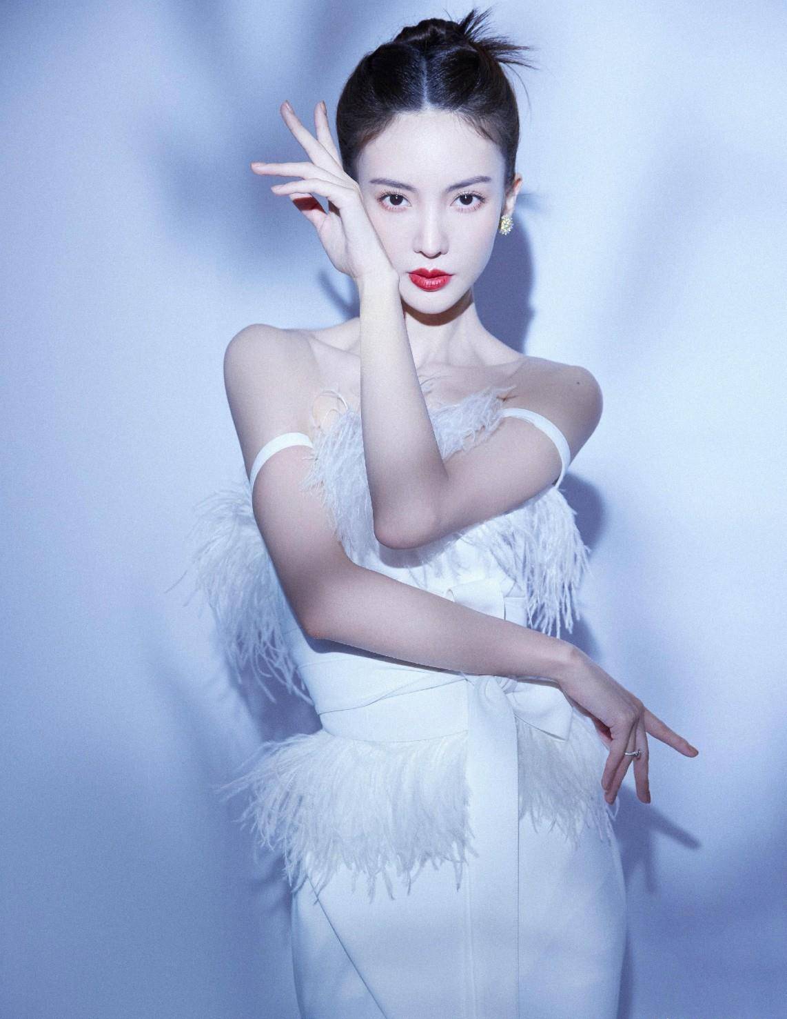 手指这些女明星的手比脸还好看，唐嫣堪称“手模”，王鸥颜美手更撩人