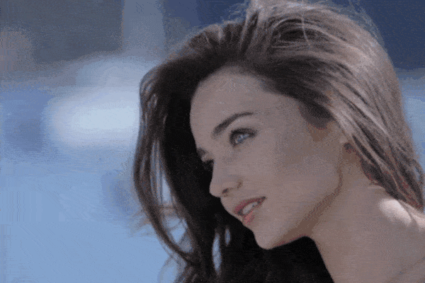 发型被宋祖儿逗笑!遇见粉丝求合影,赶紧去洗刘海,太可爱了