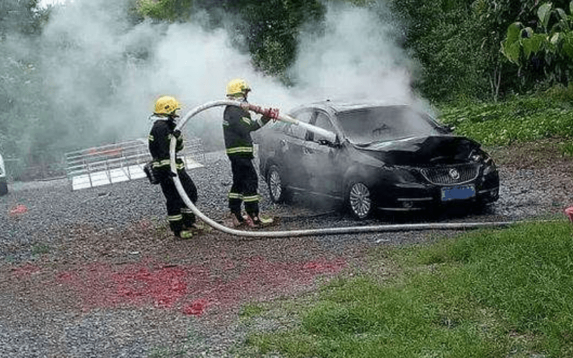 原创辽宁一小车火了行驶途中放加特林烟花后车不敢靠近