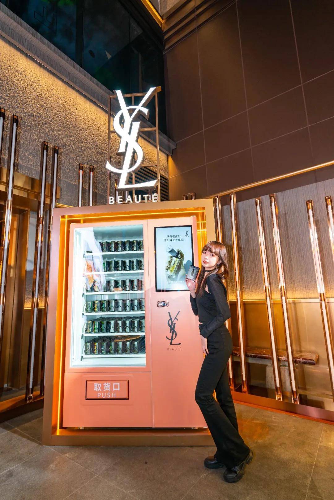 品牌YSL向你发出暗夜召集令，魔都夜皇后们在此集结！