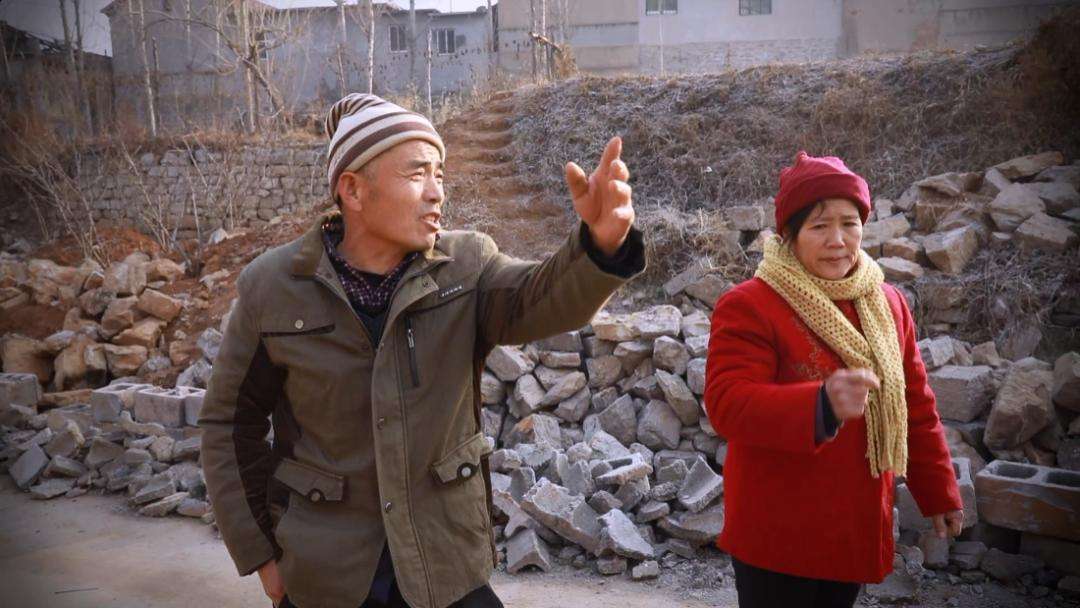 邻居怀疑老人的狗把鸡咬死争吵后第三者加入因误会酿成血案