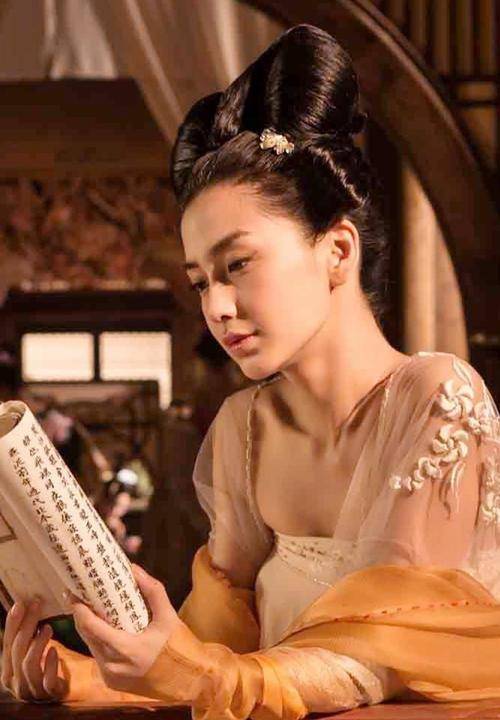 发型古装剧和现代剧妆容一样的女明星们，你们能走点心吗？