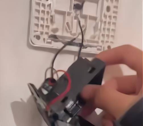 发现针孔摄像头怎么处理 5109d79035174020b4d84d8ace6560fd.jpeg