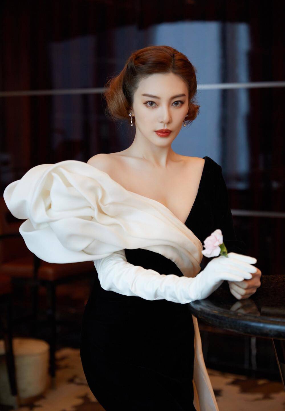 张雨绮人人都喜欢这3种双眼皮吧?笑起来太好看了