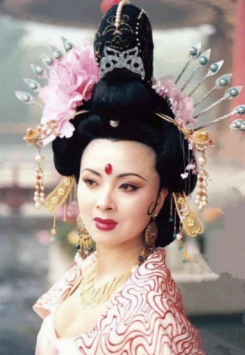 发型古装剧和现代剧妆容一样的女明星们，你们能走点心吗？