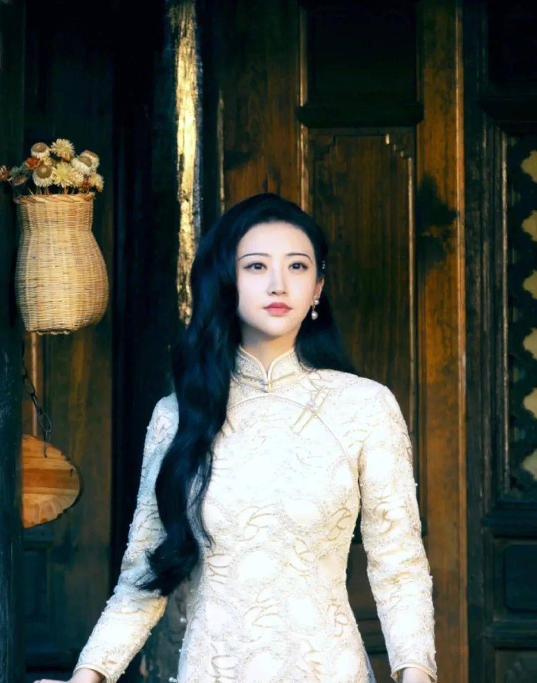 景甜|景甜《流光之城》定档：剧情尺度大够吸睛，景甜“司藤”造型再现