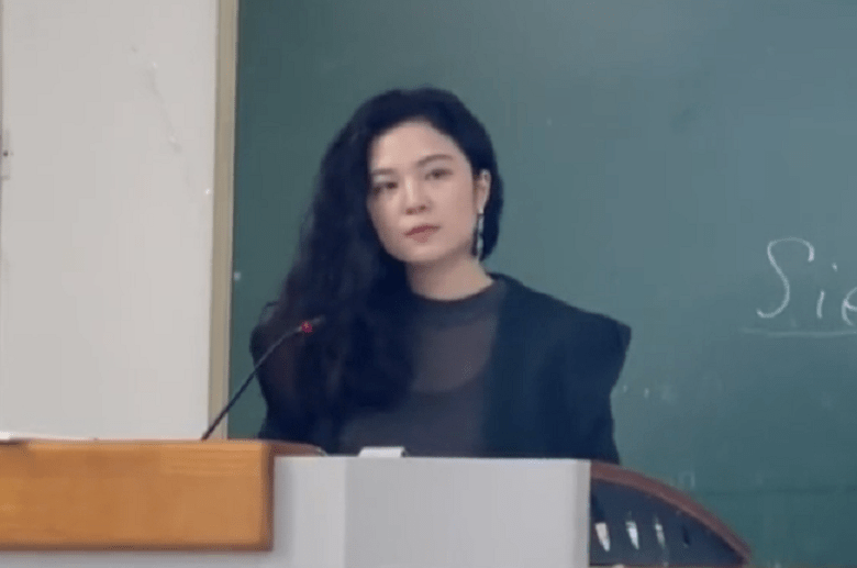 最近很火的大学女老师 80ee2668d0934fdcada1edbcae75350a.png