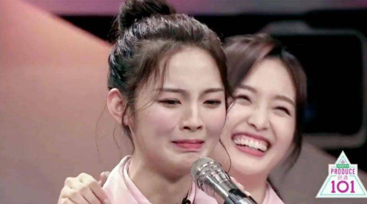 欧阳娜娜唱歌跳入粉丝怀里 8a6ad30a962545dcba1c2b67be40dc14.jpeg