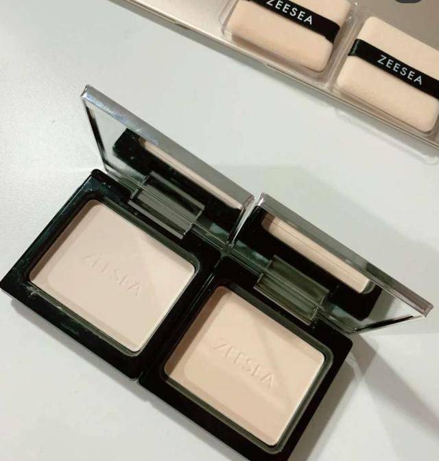 成膜定妆只能用散粉吗？不一定，选对定妆方法，妆面持久又干净