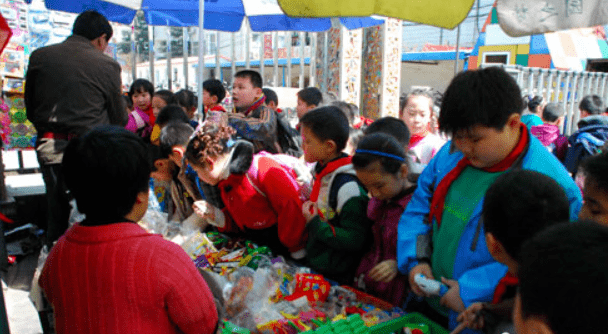 校园|教育部发布通知,中小学校园将取消这项“服务”,家长喜忧参半