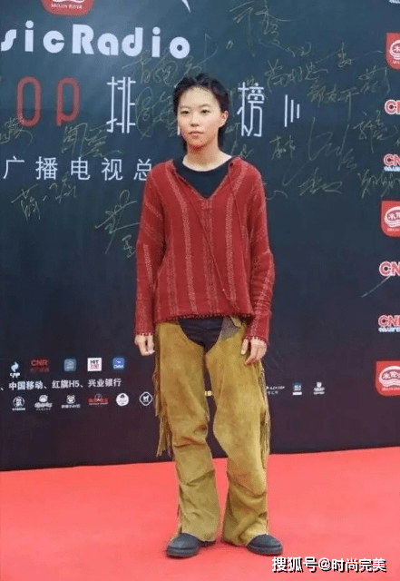 黑色 窦靖童不愧是王菲女儿，一身黑色Look走机场，“巨星范”不输妈