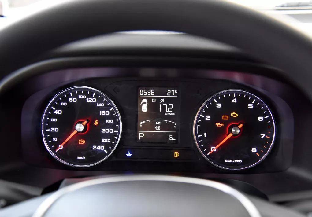 一切都比较中规中矩机械挡把多功能方向盘双炮筒的仪表盘8英寸触控