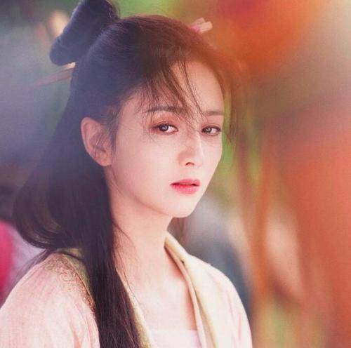 发型古装剧和现代剧妆容一样的女明星们，你们能走点心吗？