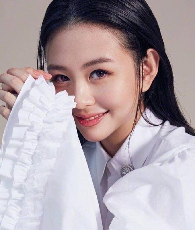 邱淑贞 邱淑贞女儿沈月，首次登杂志封面，这眼神像极了妈妈当年