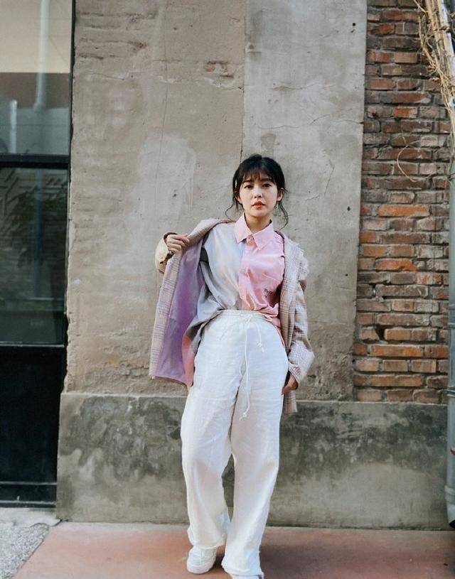 发型赖美云恢复后首晒全身照，长发变短发全靠扎辫子，又学会了一招