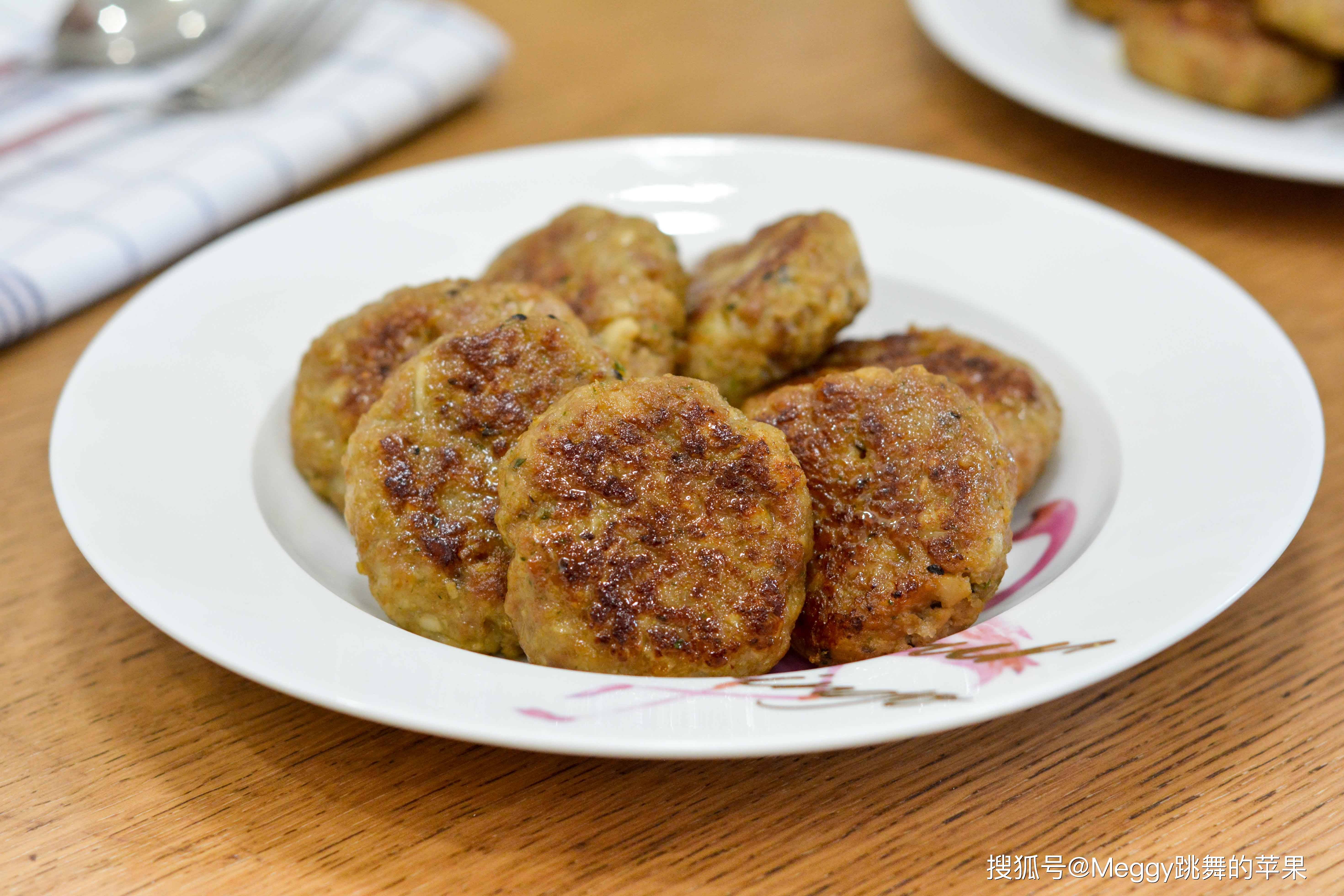 用猪肉和荸荠做肉饼，焦嫩多汁，馋虫没憋住，出锅先吃2大块_搜狐网, image size:5880x3920