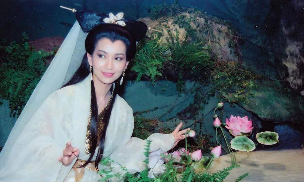 女神63岁大妈臆想成为赵雅芝，“整容”十几次，真实原因令网友泪目