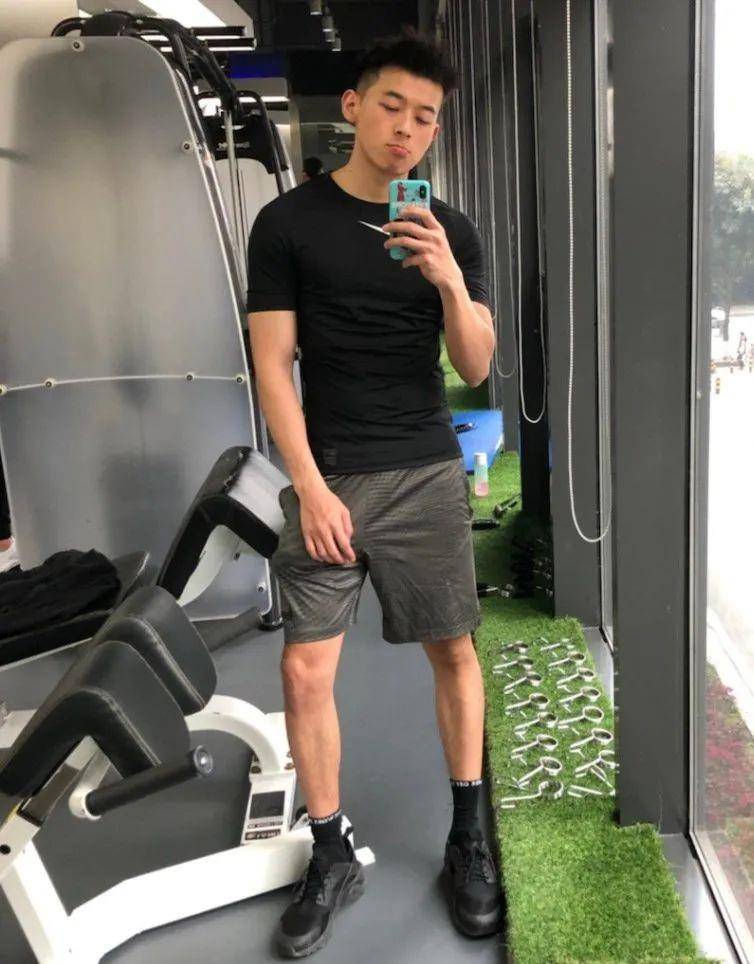 腹肌181CM的中国民航大学飞行员小哥，胸毛性感引网友围观