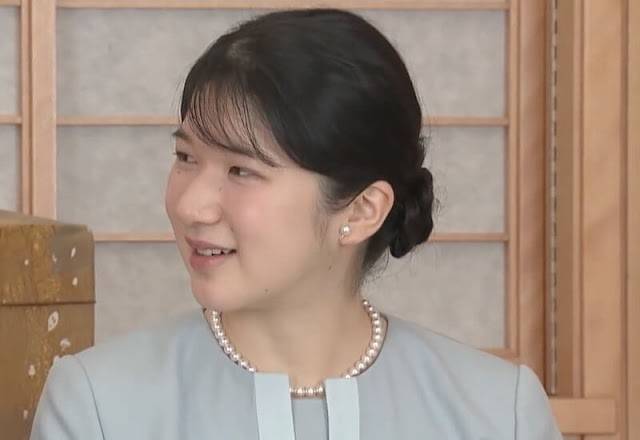 公主 日本德仁天皇一家三口齐亮相！20岁爱子公主变美了，裹白裙气质高贵