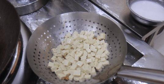 炖豆腐皮怎么切 259d16451335465cbba9daca79ef7f6e.jpeg