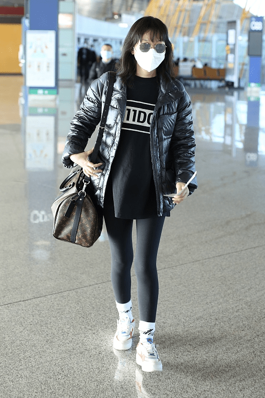 鲨鱼裤穿搭怎么配羽绒服 781a60d5282d4936b453bec5d448fea9.png