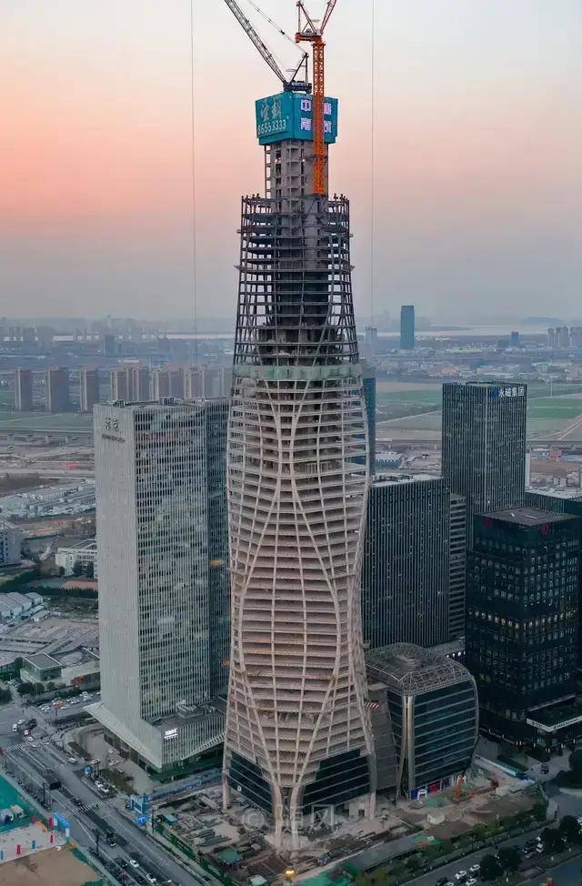 原创杭州望朝中心核心筒封顶建筑犹如火焰与水纹波