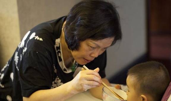 体重|10岁女儿考第一名，爸爸想抱抱，无奈被现实打败，妈妈偷偷落泪