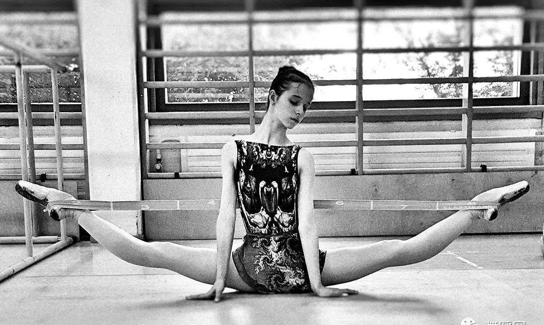 芭蕾这个20出点头的姑娘，往那一站就是一幅画