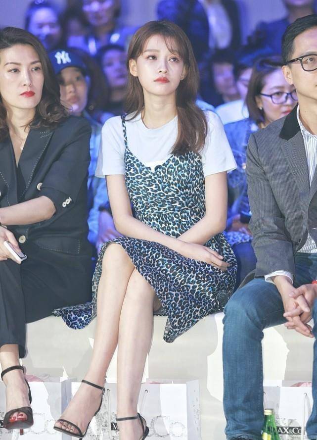 形象 女人穿吊带裙要懂得展现优势,学孙怡这么穿,一字肩穿着更好看