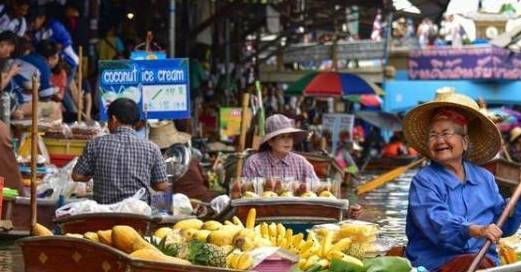 泰国水果无人问津，摊前摆的中文标语，惹恼国人不愿买单
