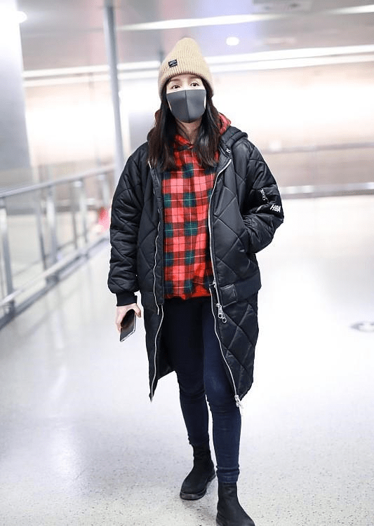娄艺潇的机场照也挺普通倒是棉服配鲨鱼裤挺新潮高级时髦