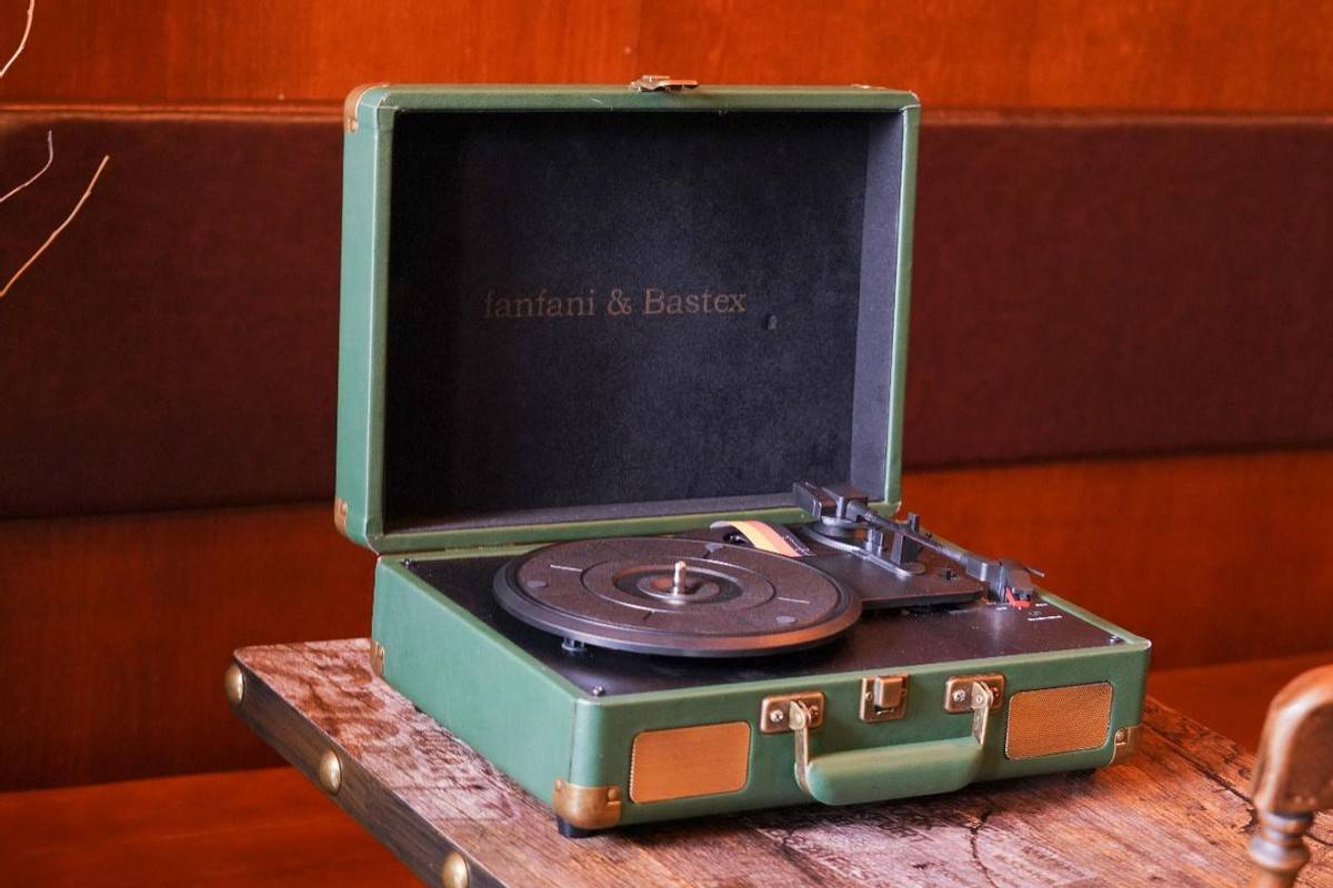 平价的梵珐尼复古蓝牙留声机，自带怀旧手提箱，超高颜值