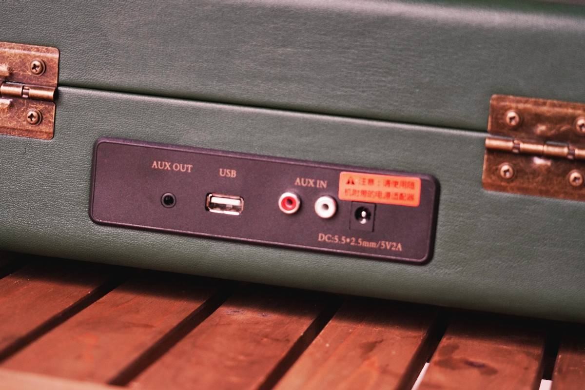 平价的梵珐尼复古蓝牙留声机，自带怀旧手提箱，超高颜值