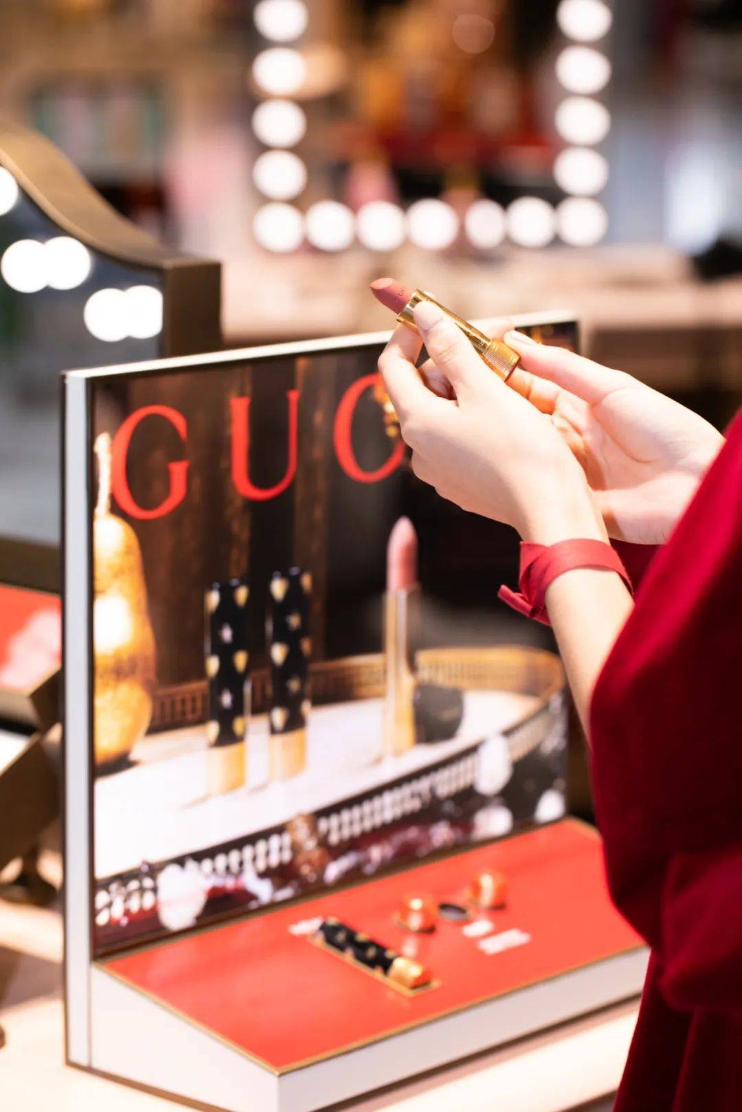 冬日古驰美妆双子星愿店优雅揭幕!演绎复古浪漫美学!