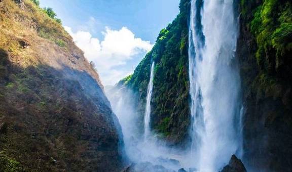 【赢咖4】贵州有个深200多米的峡谷，是地球最美的伤疤，一眼可见13条瀑布