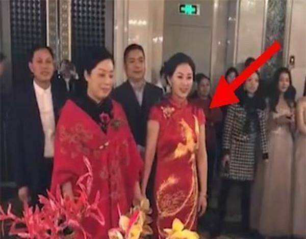 身材冻龄婆婆婚礼上走红，儿媳全程黑脸，儿子：到底谁结婚？