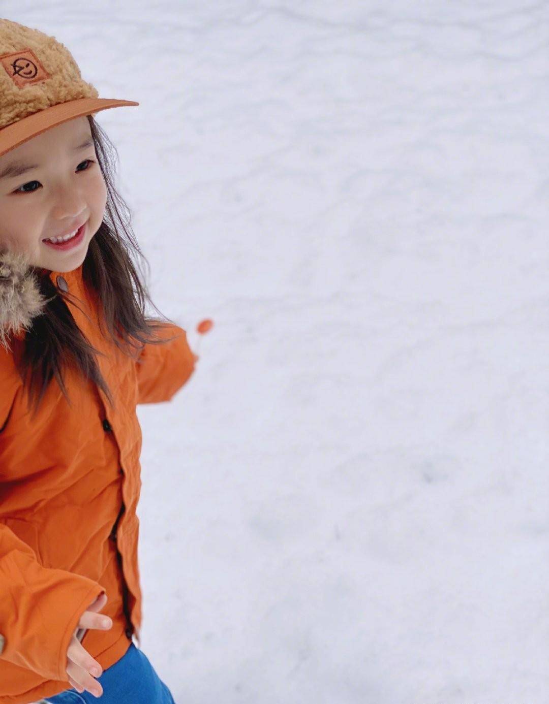 董璇董璇晒女儿雪地撒欢九宫格，小酒窝手拿棒棒糖像极了爸爸高云翔