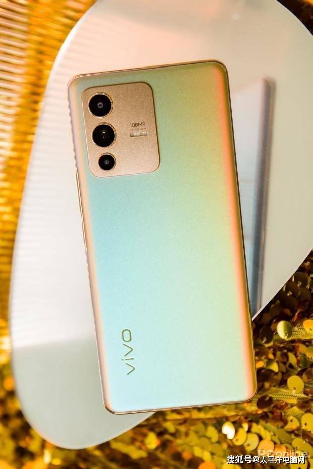 先锋影像旗舰vivo s12系列 带给您别具一格的"暖金"魅力_pro_机身