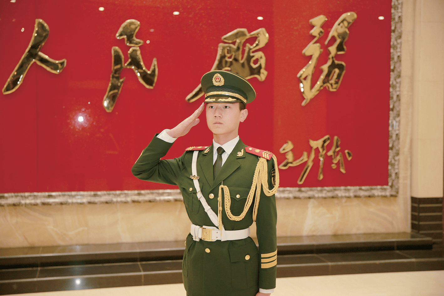 青海这位全网刷屏的武警战士找到了_李占_哨兵_网友